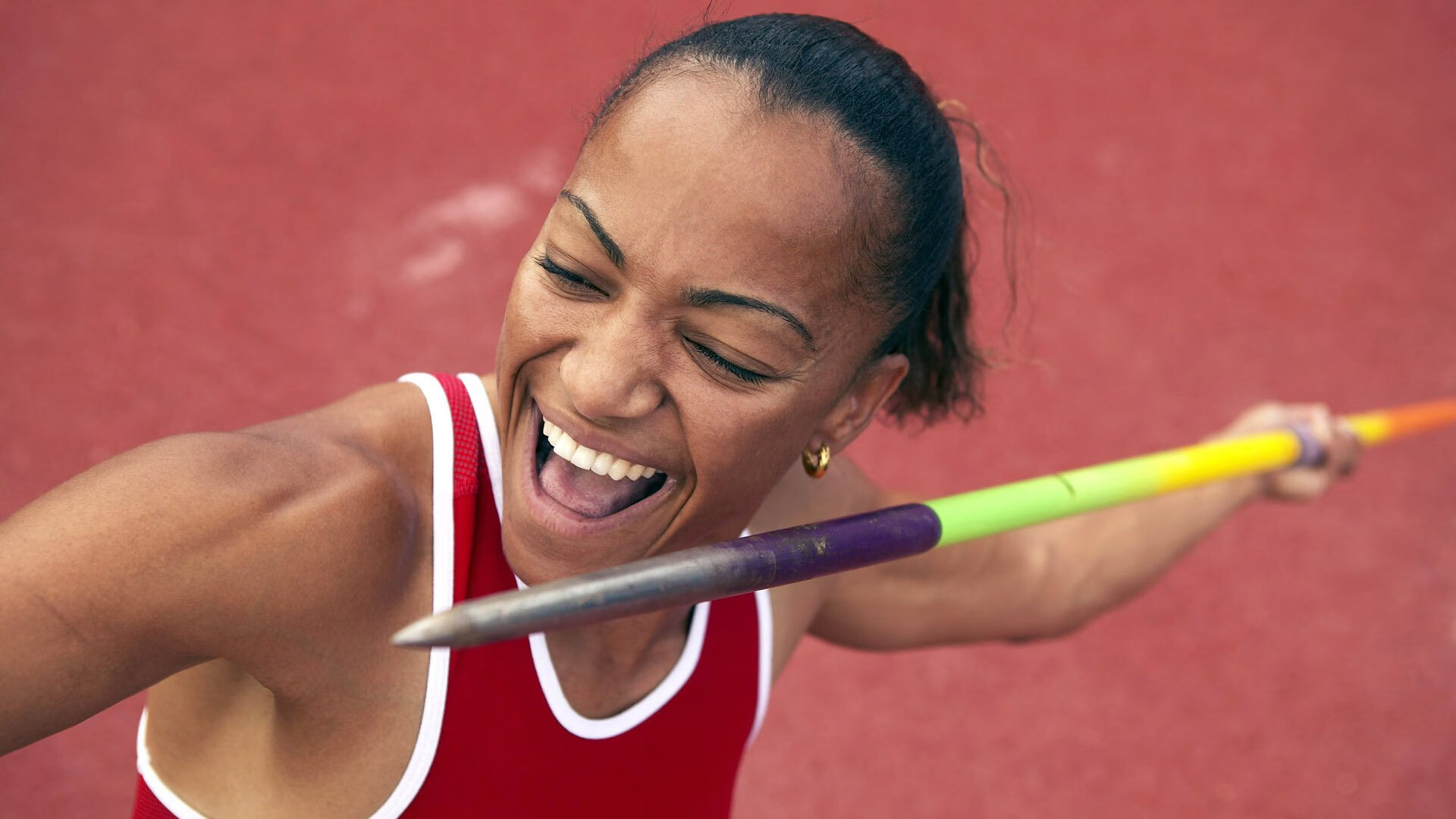 海滩瑜伽晨练，享受海风中的静谧时光，海边瑜伽体式